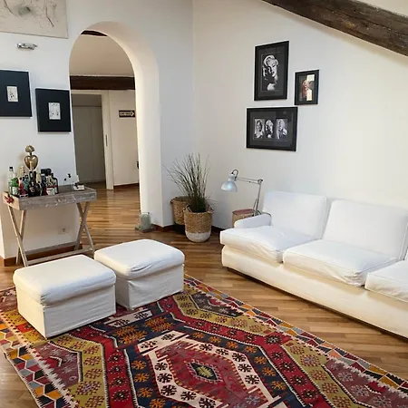 Di Charme Con Terrazzo In Brera Milan